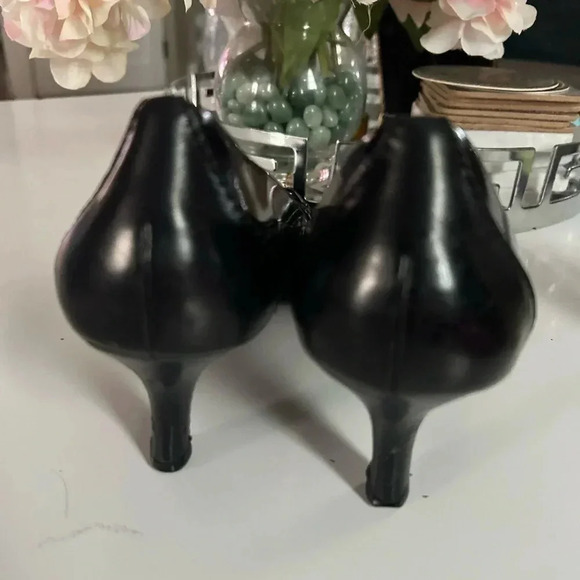 Cole Haan Women Shoe Size 8.5b Black Leather Kitten Heel Pump pre-loved - Picture 4 of 7